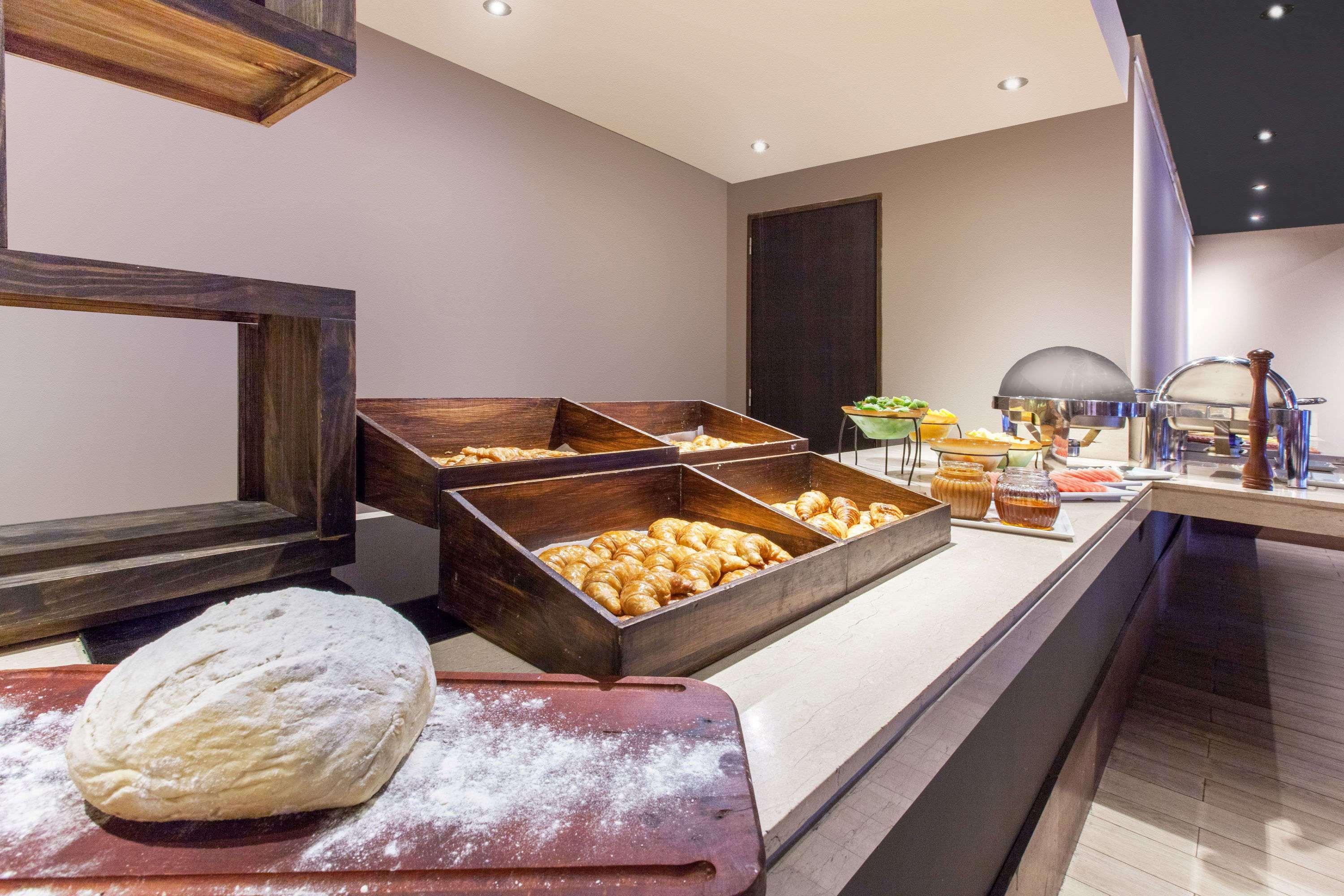 Wyndham Nordelta Tigre - Buenos Aires Ξενοδοχείο Εξωτερικό φωτογραφία A buffet at a hotel