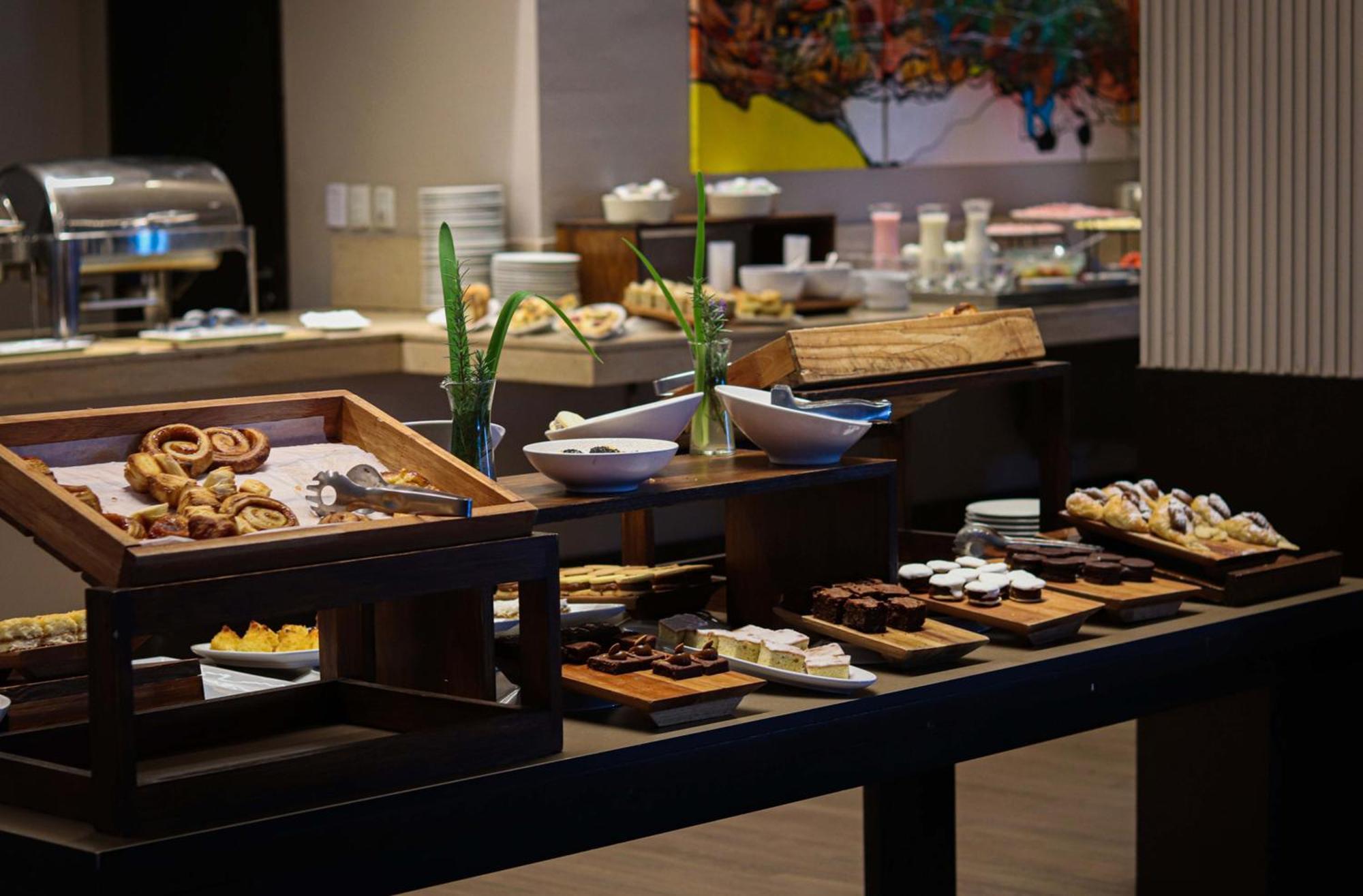 Wyndham Nordelta Tigre - Buenos Aires Ξενοδοχείο Εξωτερικό φωτογραφία A dessert buffet